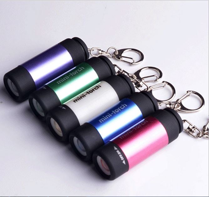 Móc khóa đèn pin mini siêu sáng sạc cổng USB tiện dụng (Màu ngẫu nhiên) - (Tặng kèm miếng thép đa năng 11in1)