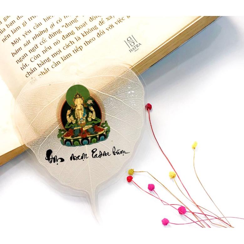 Lá bồ đề có dây treo màu trắng ghi chú OM MA NI PADME HUM