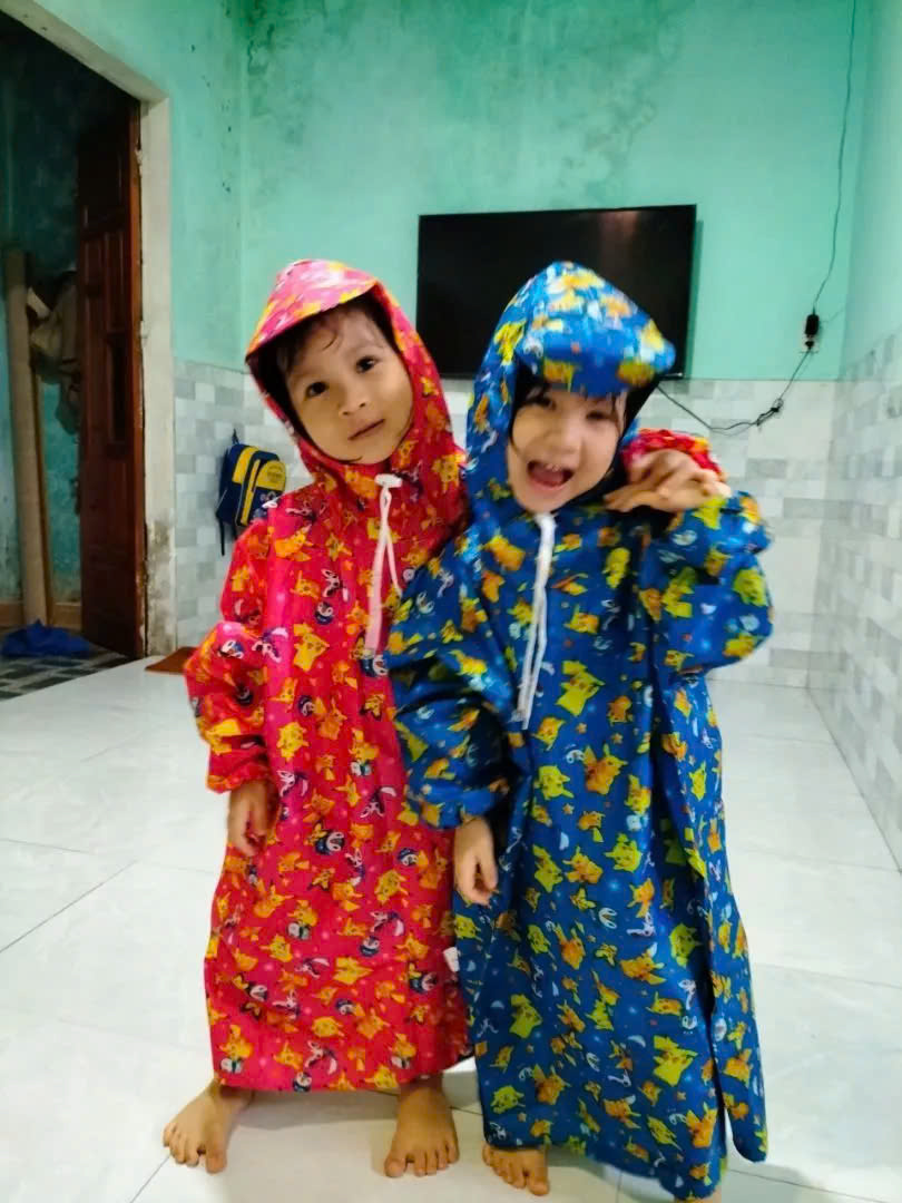 Áo Mưa Trẻ Em Unisex 1–4 Tuổi – Áo Mưa Trùm Kín Vải Dù Chống Nước, Họa Tiết Hoạt Hình, Gọn Nhẹ Có Túi Đựng, Giao Màu Ngẫu Nhiên