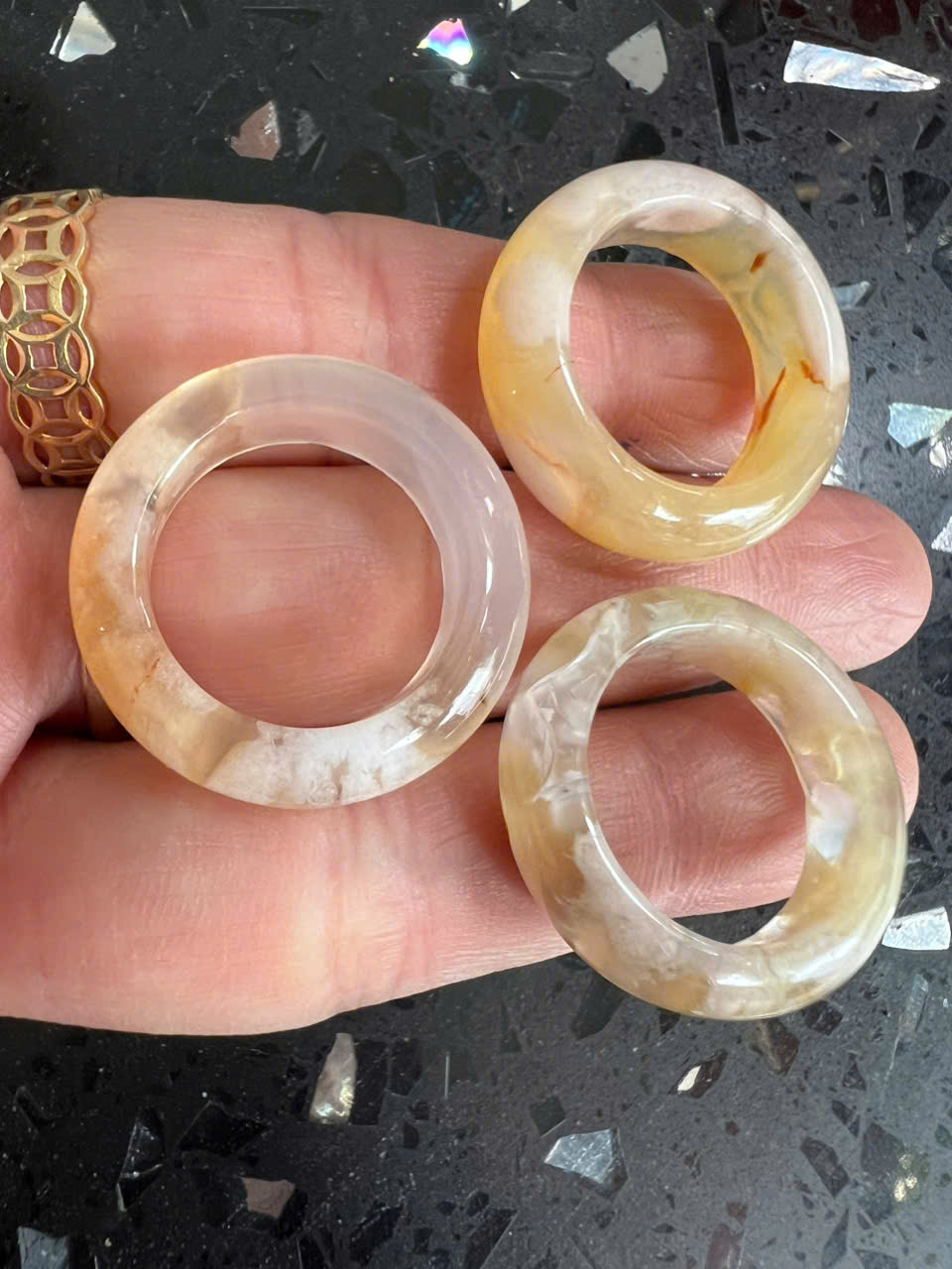 Nhẫn Nữ mới Đá Mã Não Bông Bông Vàng Trắng Đều Bóng Đẹp Ni 18mm Cao 7mm Dầy 4mm Chị em Nữ mệnh Kim mệnh Thủy mệnh Thổ đeo lên tay xinh xắn may mắn ạ