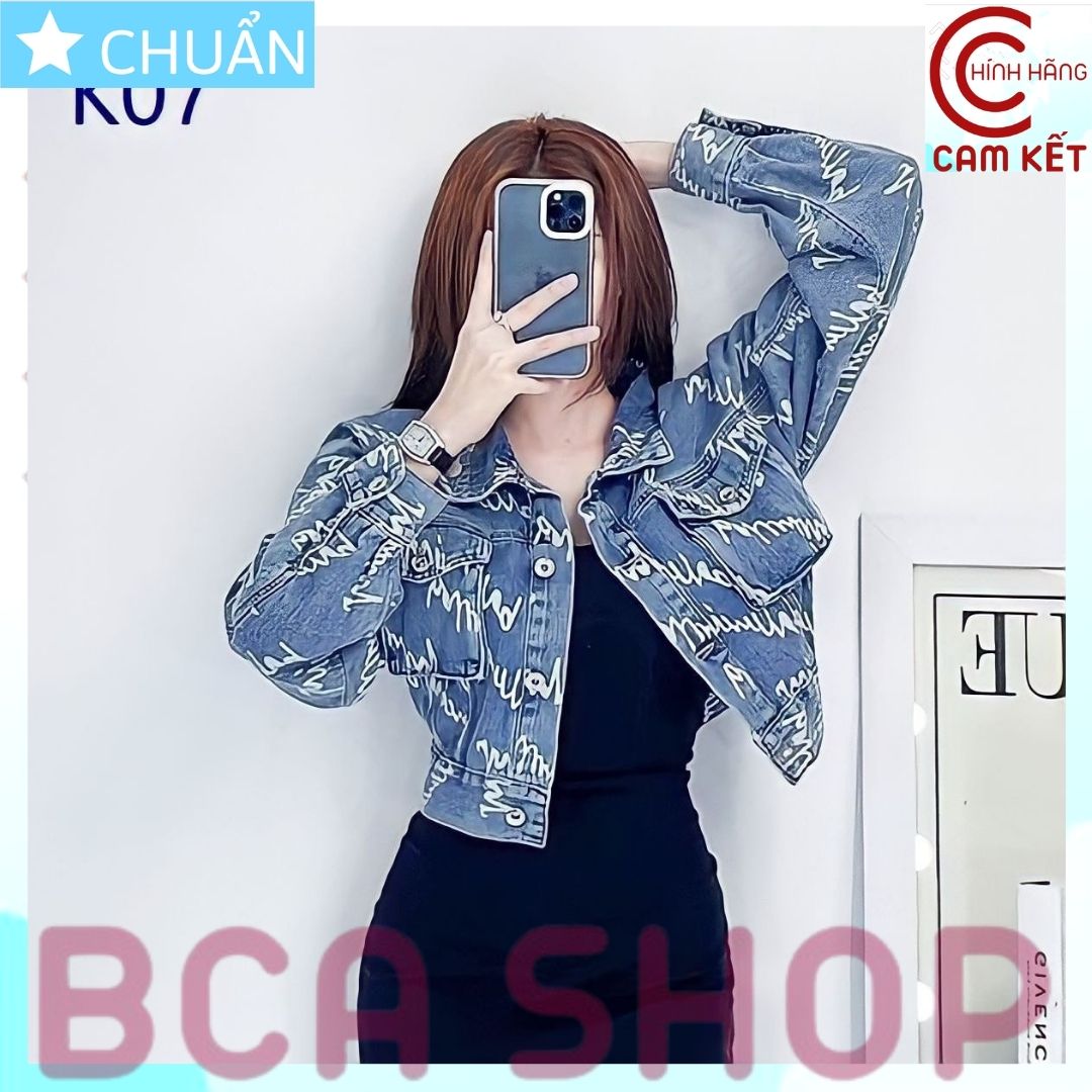 Áo khoác jeans nữ K07 ROSATA tại BCASHOP kiểu dáng croptop, thời thượng với chất jean cao cấp, phom chuẩn - xanh jean