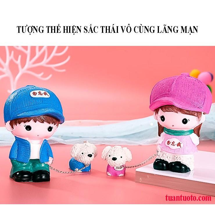 Bộ tượng đôi bạn trẻ dẫn chó đi chơi để trên ô tô