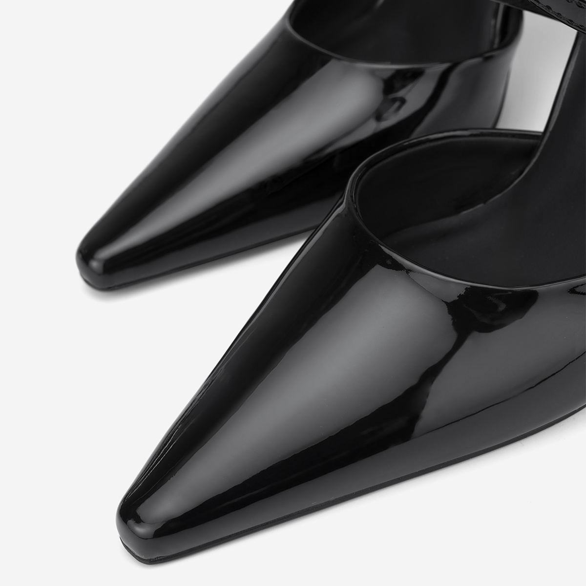 Vascara Giày Bít Mũi Spool Heel Quai Chéo - BMN 0707