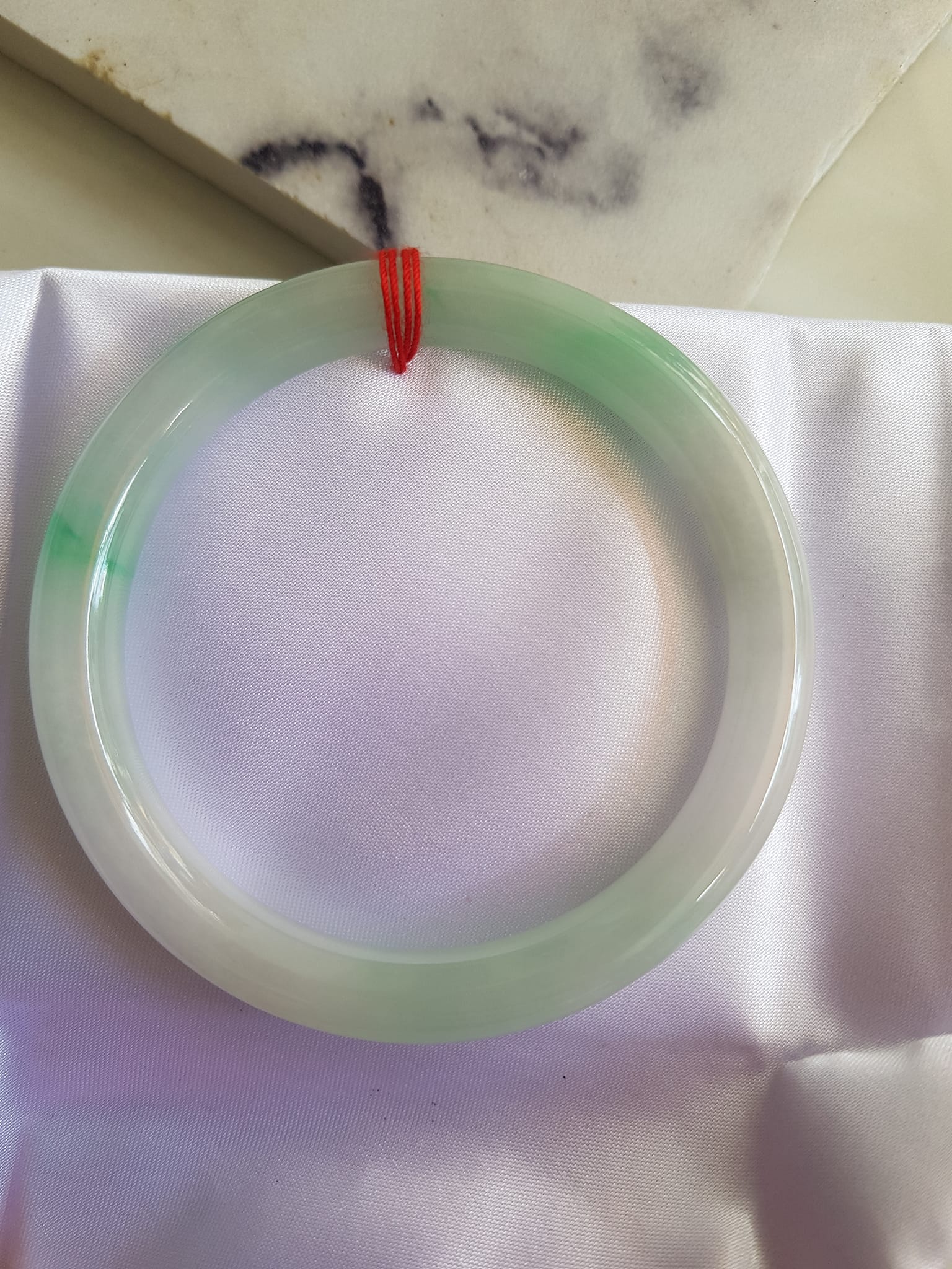 Vòng ĐÁ CẨM THẠCH TỰ NHIÊN TR Lý SAO 58  Size vòng 58mm x Dầy 8mm màu Trắng Bóng xanh lý nhẹ Đẹp sang  Nữ mệnh Kim mệnh Thủy 56kg - 68kg đeo ạ