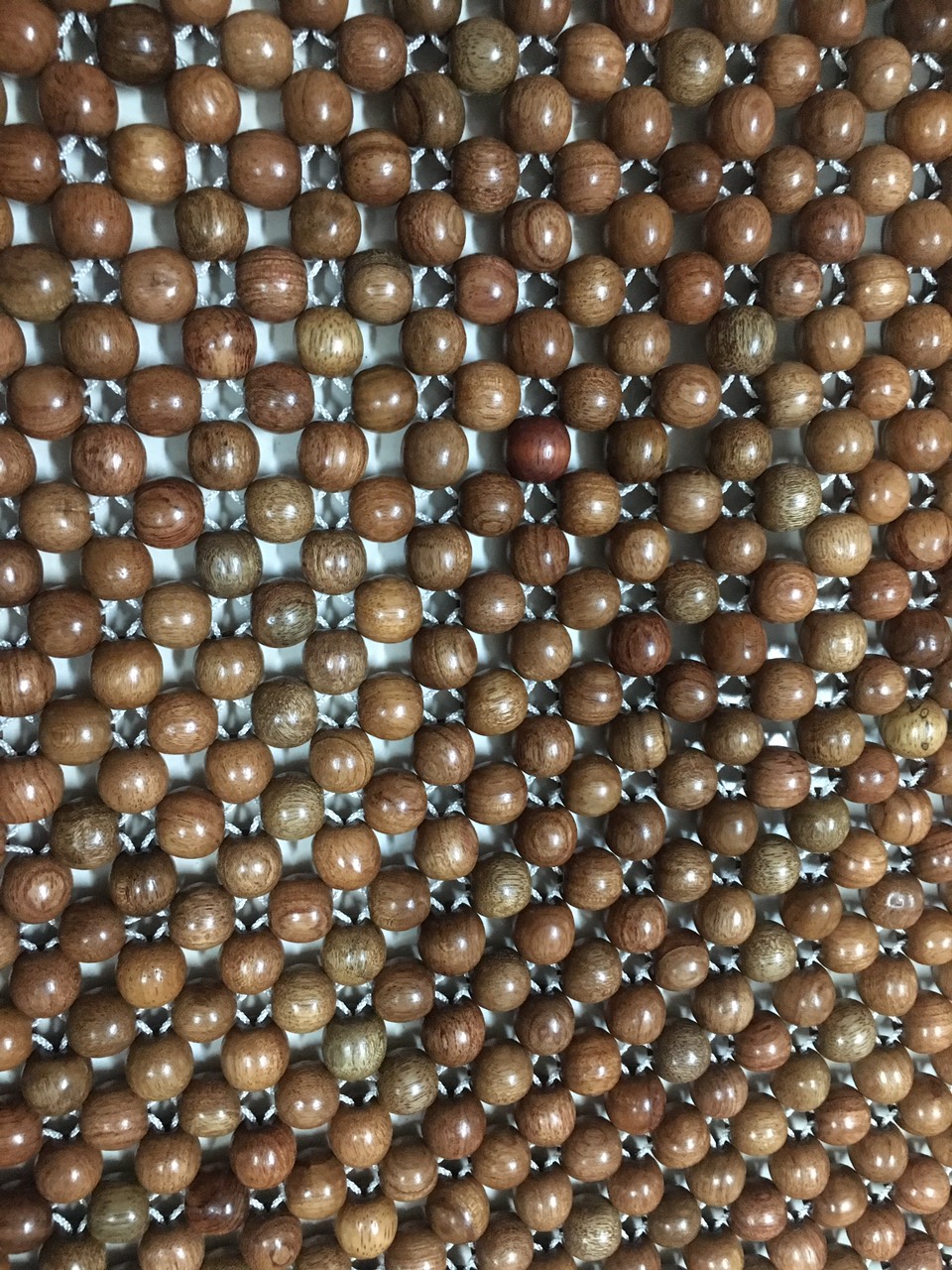 Đệm khoác ghế lái ô tô hạt gỗ hương loại 1,2cm .