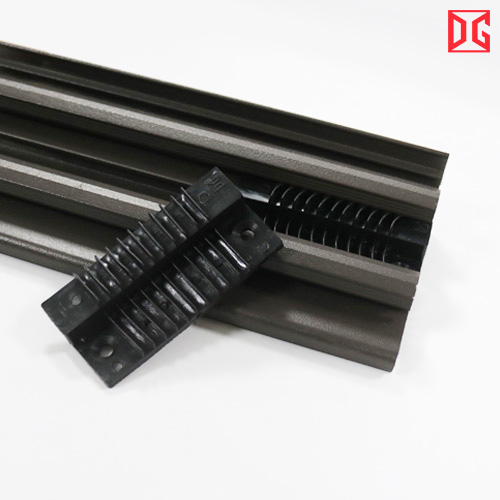 Nhựa chắn gió hèm cửa nhôm DG Plastic