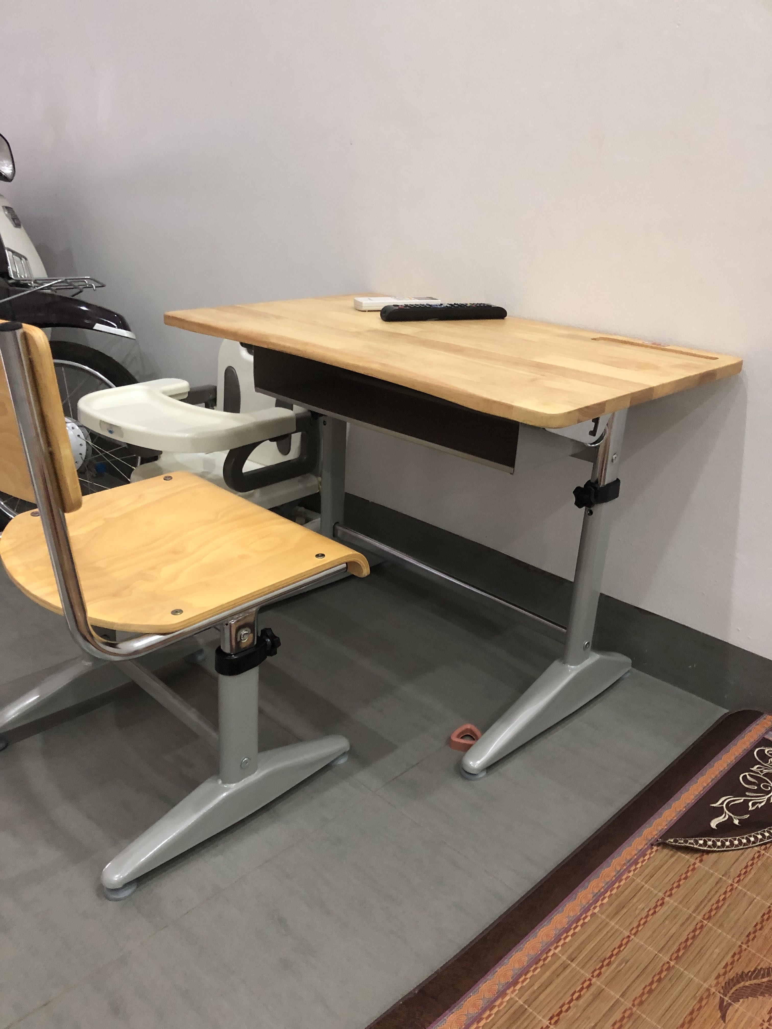 Bộ Bàn Ghế Học Sinh Cao Cấp Gỗ Tự Nhiên BHS-14-04CS Mặt Bàn Điều Chỉnh Được Độ Nghiêng