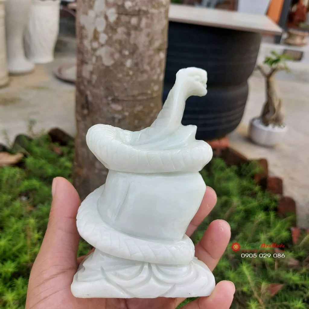 Tượng rắn tuổi Tỵ phong thủy 12 con giáp đá trắng xanh 12cm - đá Non Nước