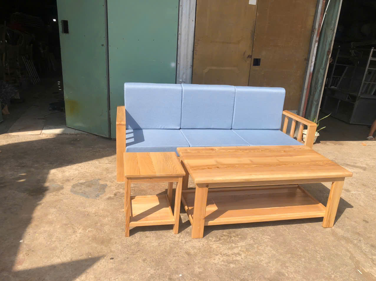 Bộ sofa băng gỗ Juno Sofa kèm nệm, bàn và 1 ghế đôn hiện đại, giá rẻ, tiện lợi