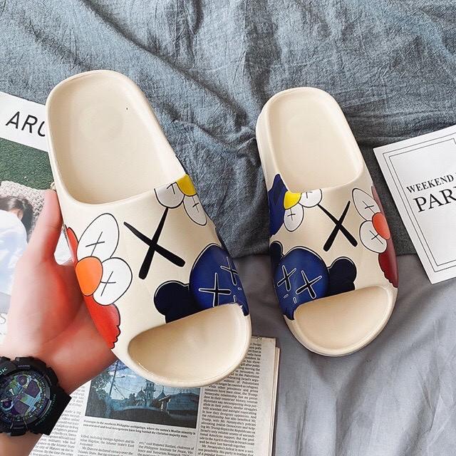 Dép Quai Ngang Họa Tiết Slide Kaws Êm Mềm Nhẹ.