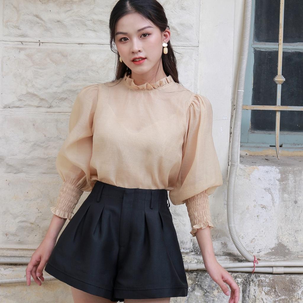 KIOBI – Áo kiểu Rosa suông, cổ tròn nhún bèo, tay phồng bo smocking, kèm áo lót 2 dây, vải organza tơ be - KIA21041BE
