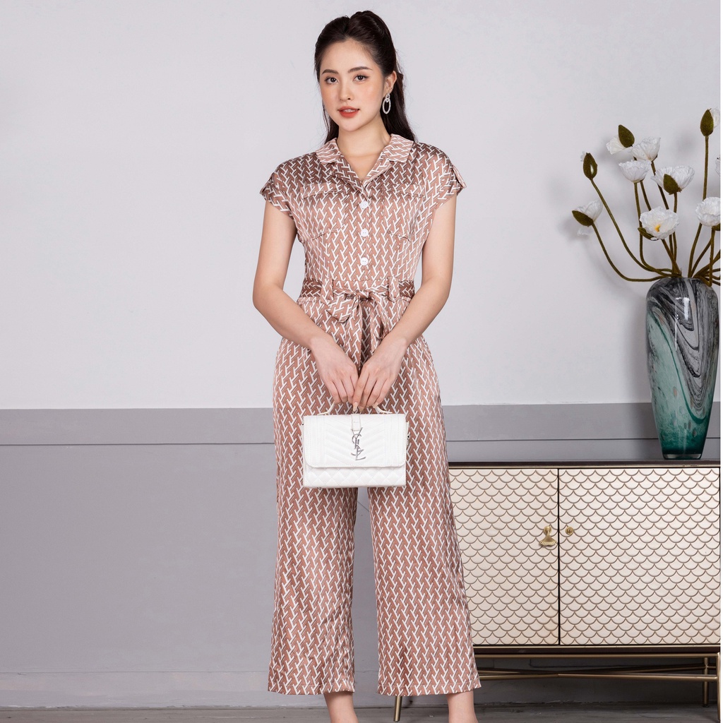 Bộ Jumpsuit Nữ UK Fashion Dáng Dài Cổ Vê Quần Ống Rộng, Họa Tiết Độc Đáo, Chất Lụa Hàn Cao Cấp Mềm Mát NKBD2204009