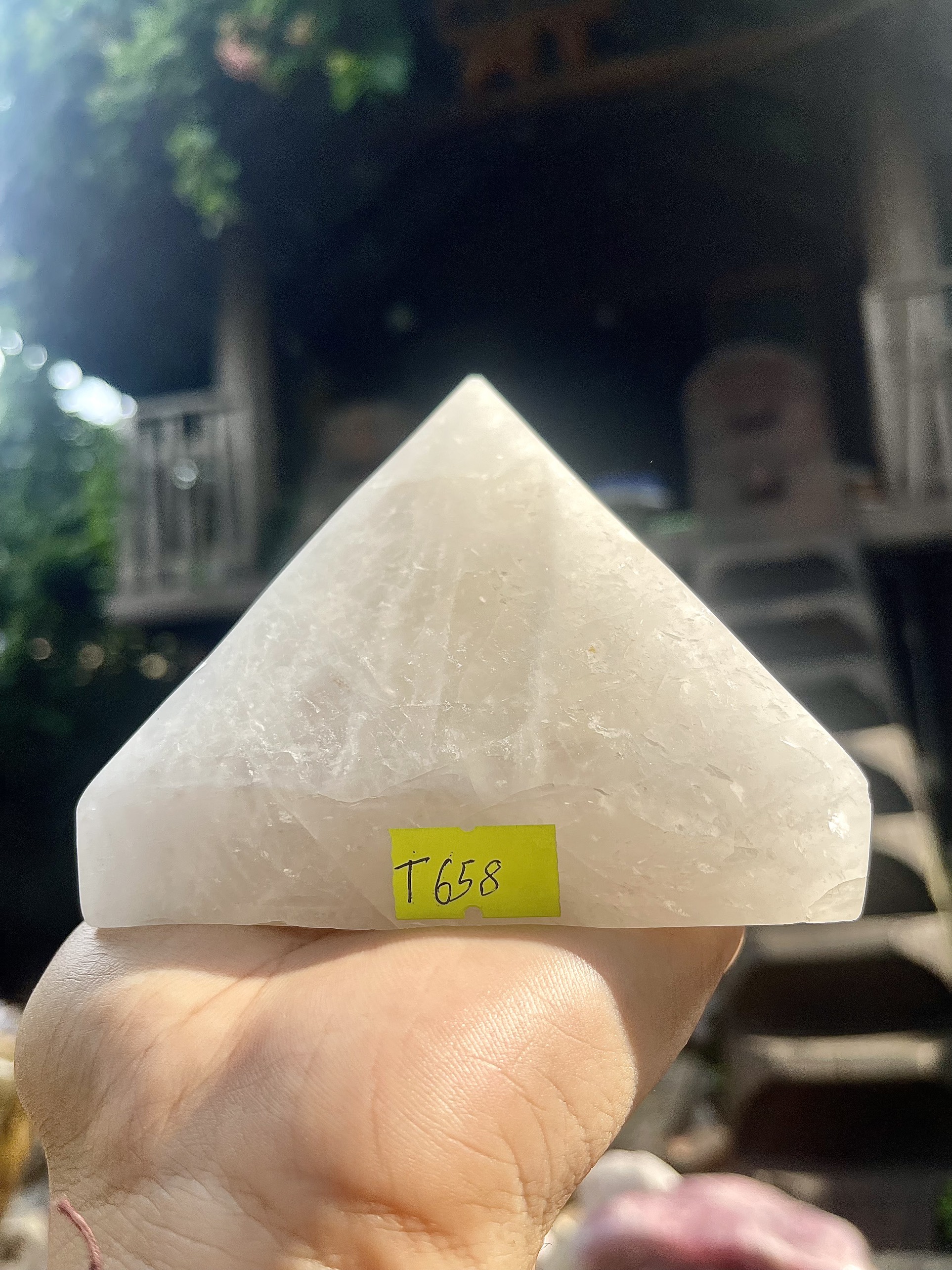Kim tự tháp thạch anh trắng NHA SAN T658 Mệnh Kim nên để gì trong xe ô tô - 1.08 Kg (8 x 10 cm)