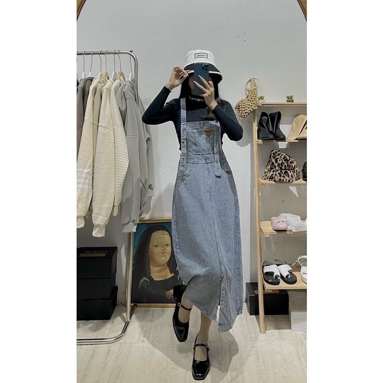 Váy Yếm Jeans Nữ Logo Ngực Xẻ Tà Túi Trước