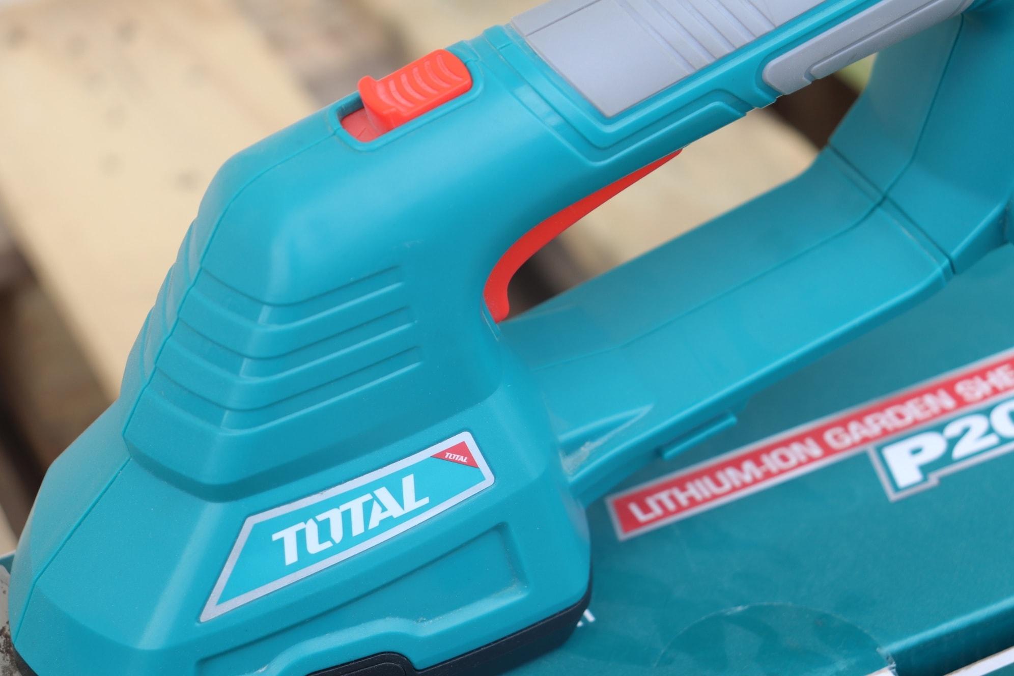 MÁY CẮT HÀNG RÀO DÙNG PIN 20V TOTAL TSTLI2001 - HÀNG CHÍNH HÃNG
