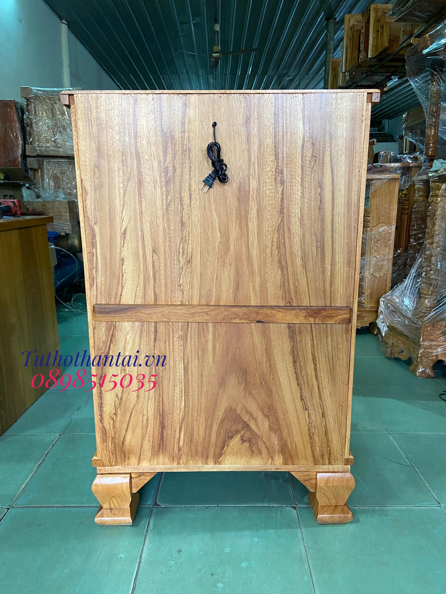 Bàn thờ thần tài cột vuông khắc chữ 68 x 107cm