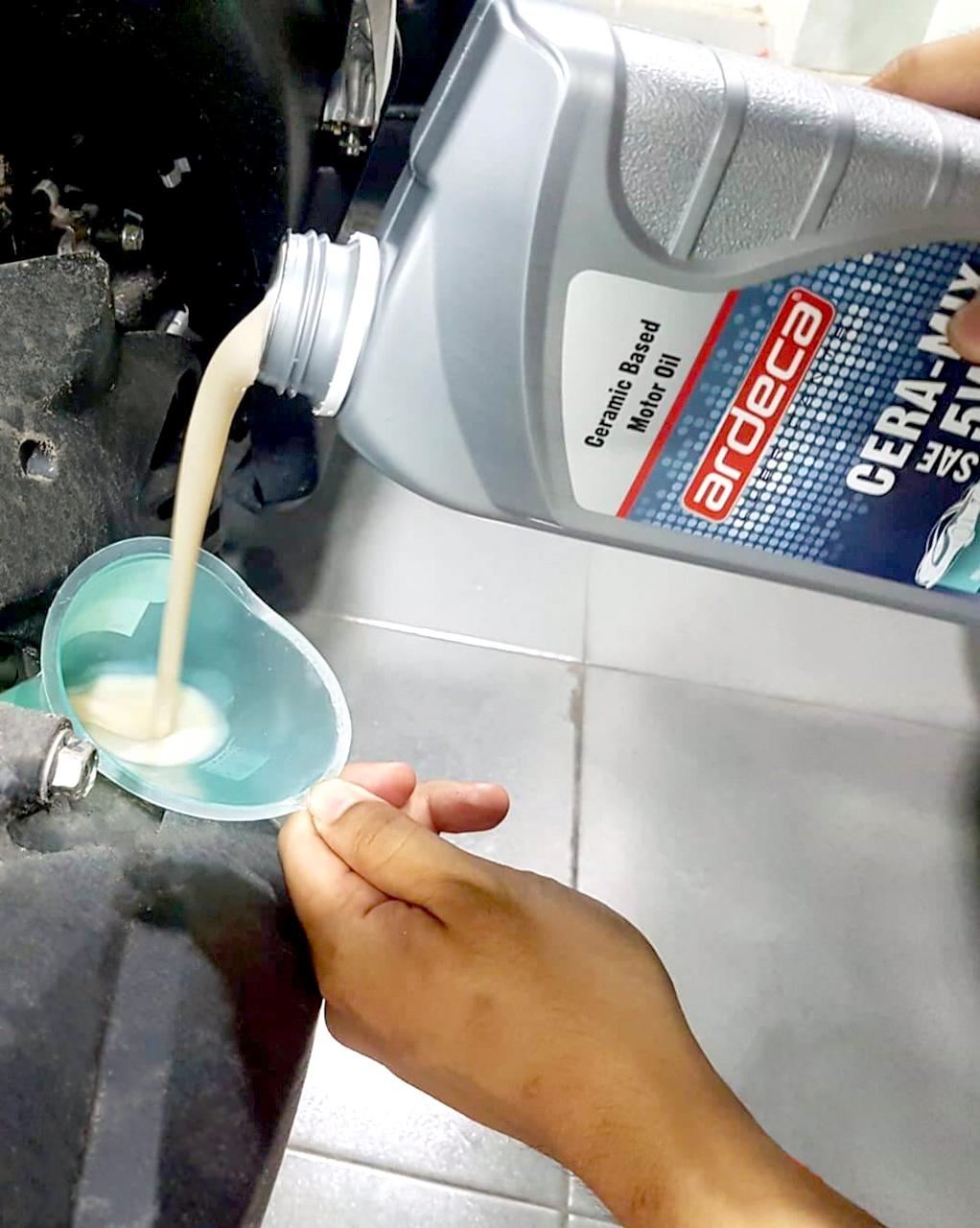 Nhớt xe máy, xe hơi Ardeca Cera-Mix 5W40 công nghệ gốc sứ "Ceramic Based" nhập khẩu từ Châu Âu + Tặng kèm giấy thơm hương Hoàng Gia
