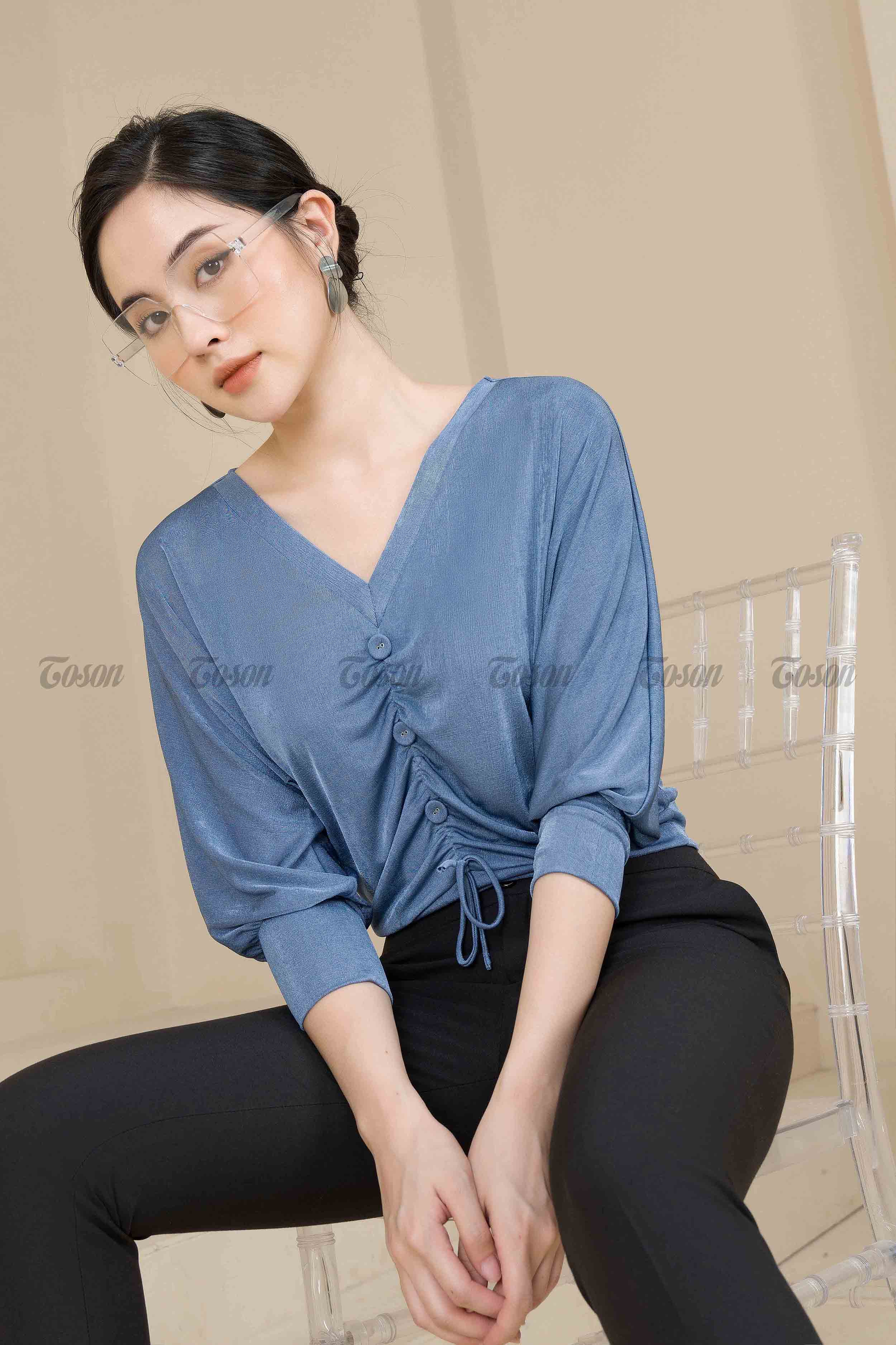 Áo saquin xanh, dáng tay liền nhún ngực đính cúc Toson 19905X01