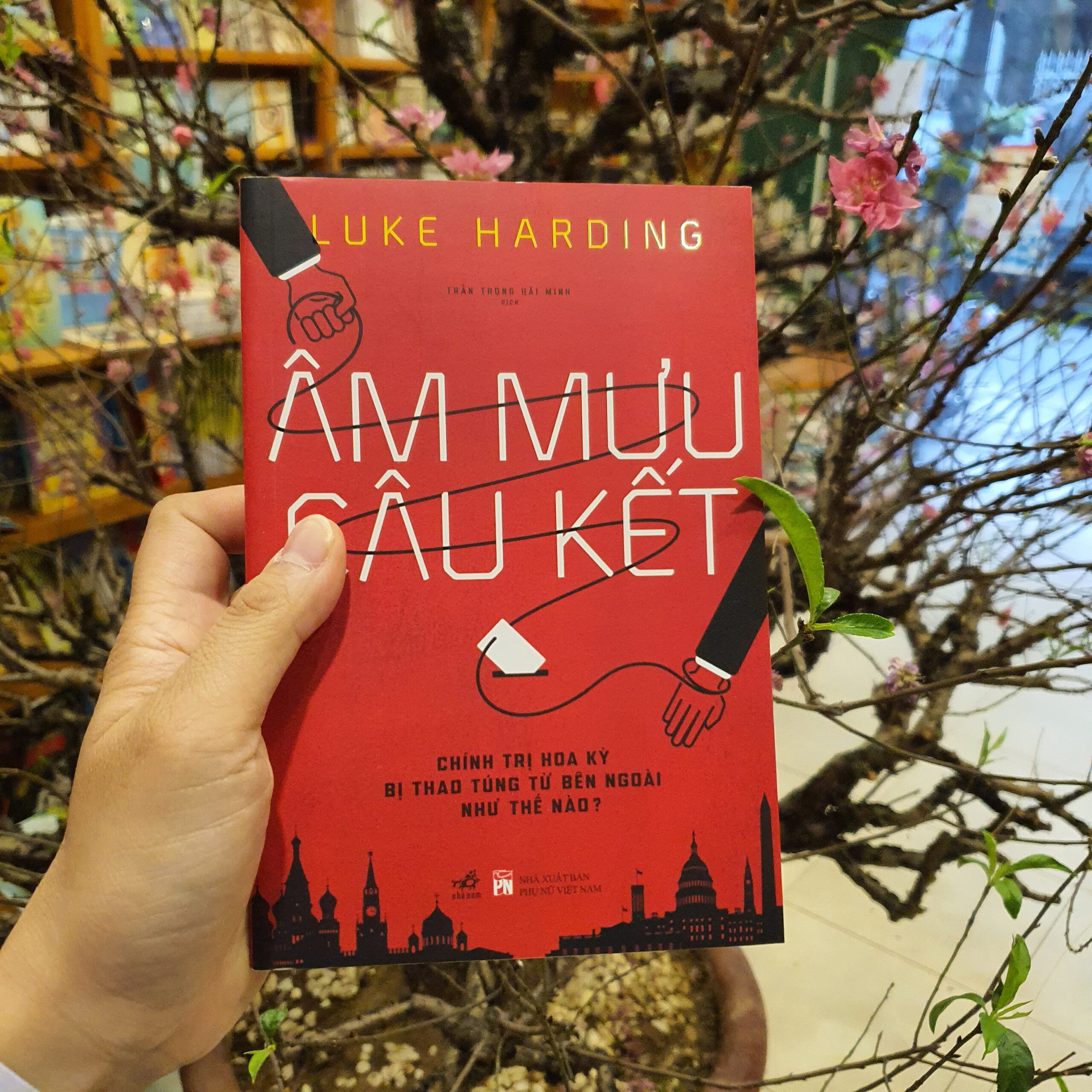 ÂM MƯU CÂU KẾT: Chính Trị Hoa Kỳ Bị Thao Túng Từ Bên Ngoài Như Thế Nào? - Luke Harding - Trần Trọng Hải Minh dịch - (bìa mềm)