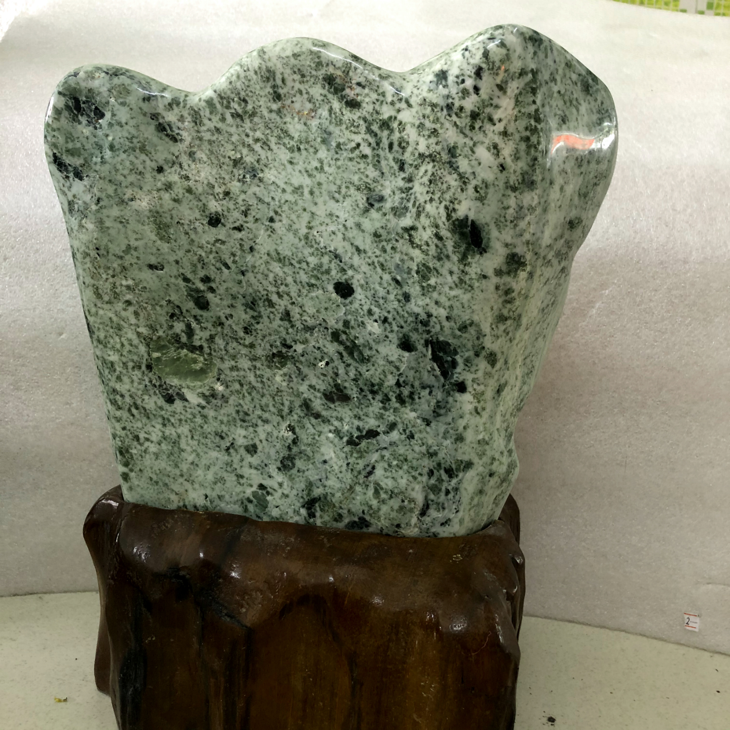Cây đá tự nhiên serpentine màu xanh lá cho người mệnh Hỏa và Mộc nặng khoảng 10 kg gồm chân đế gỗ rừng hình cánh quạt daphongthuymynghe