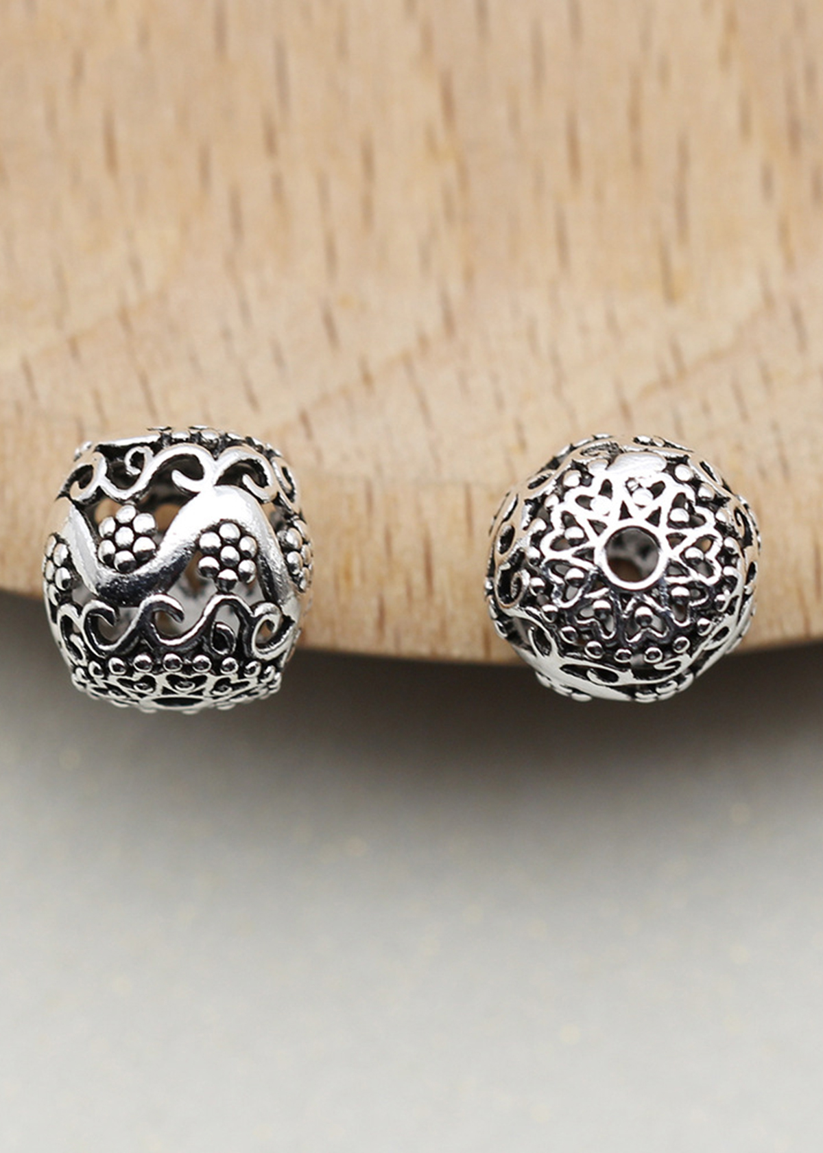 Combo 2 cái charm bạc hình trụ họa tiết rồng xỏ ngang - Ngọc Quý Gemstones