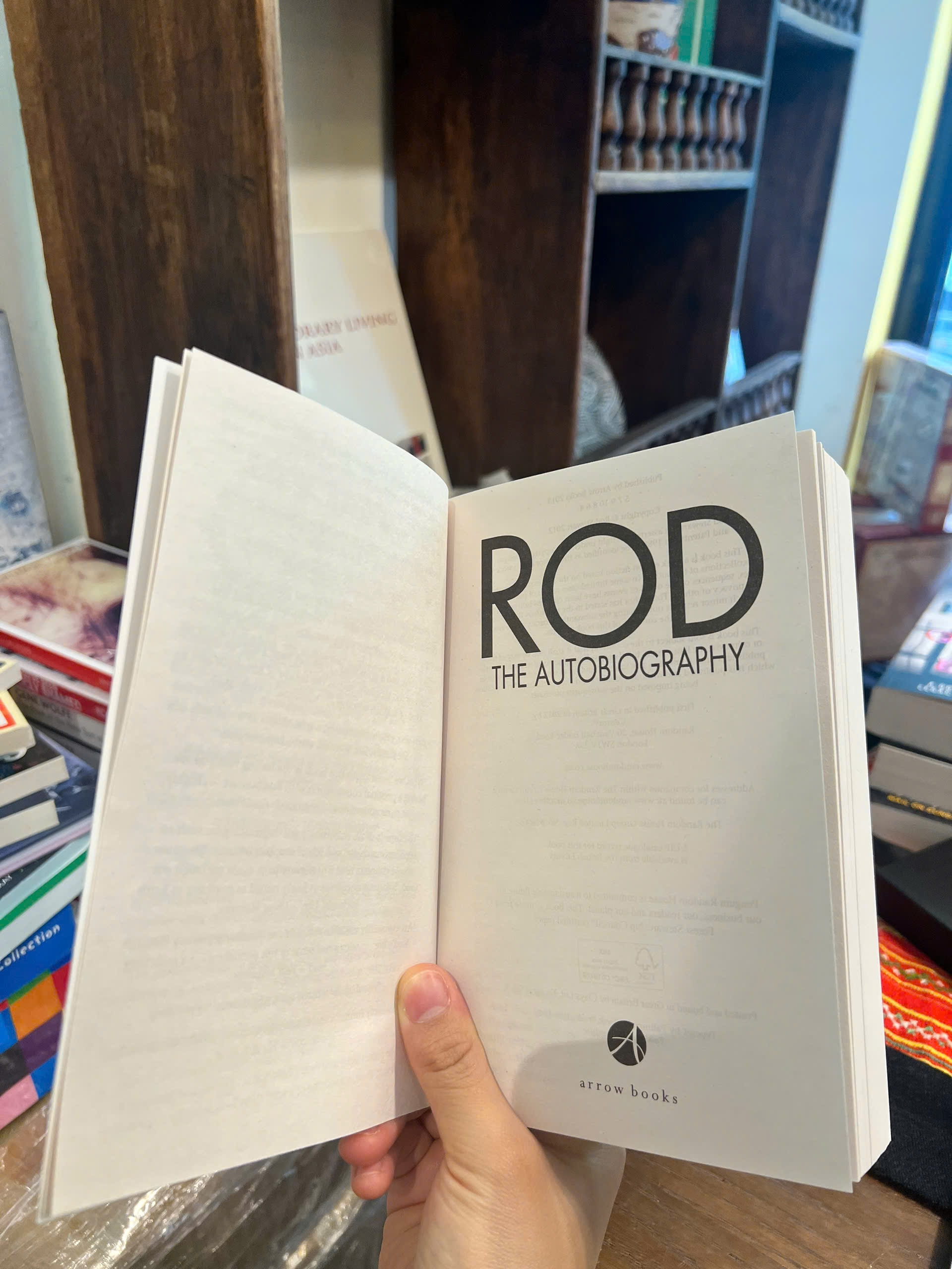 Sách - Rod: The Music Autobiography by Rod Stewart | Tự truyện Âm nhạc / Ngoại văn Nhập khẩu UK