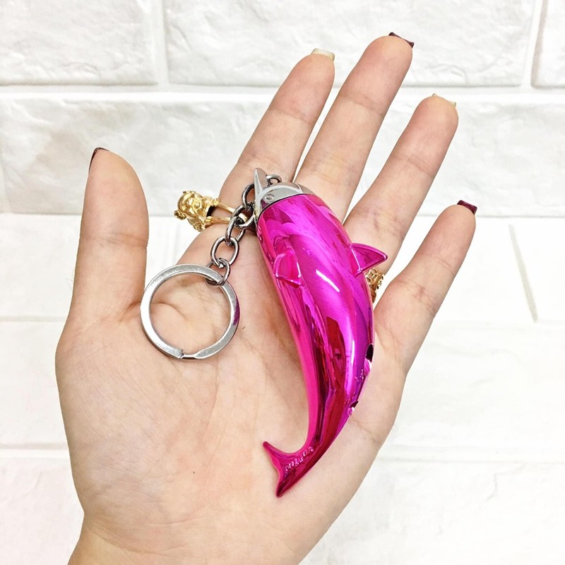 Quẹt lửa móc khóa hình cá heo - Giao màu ngẫu nhiên
