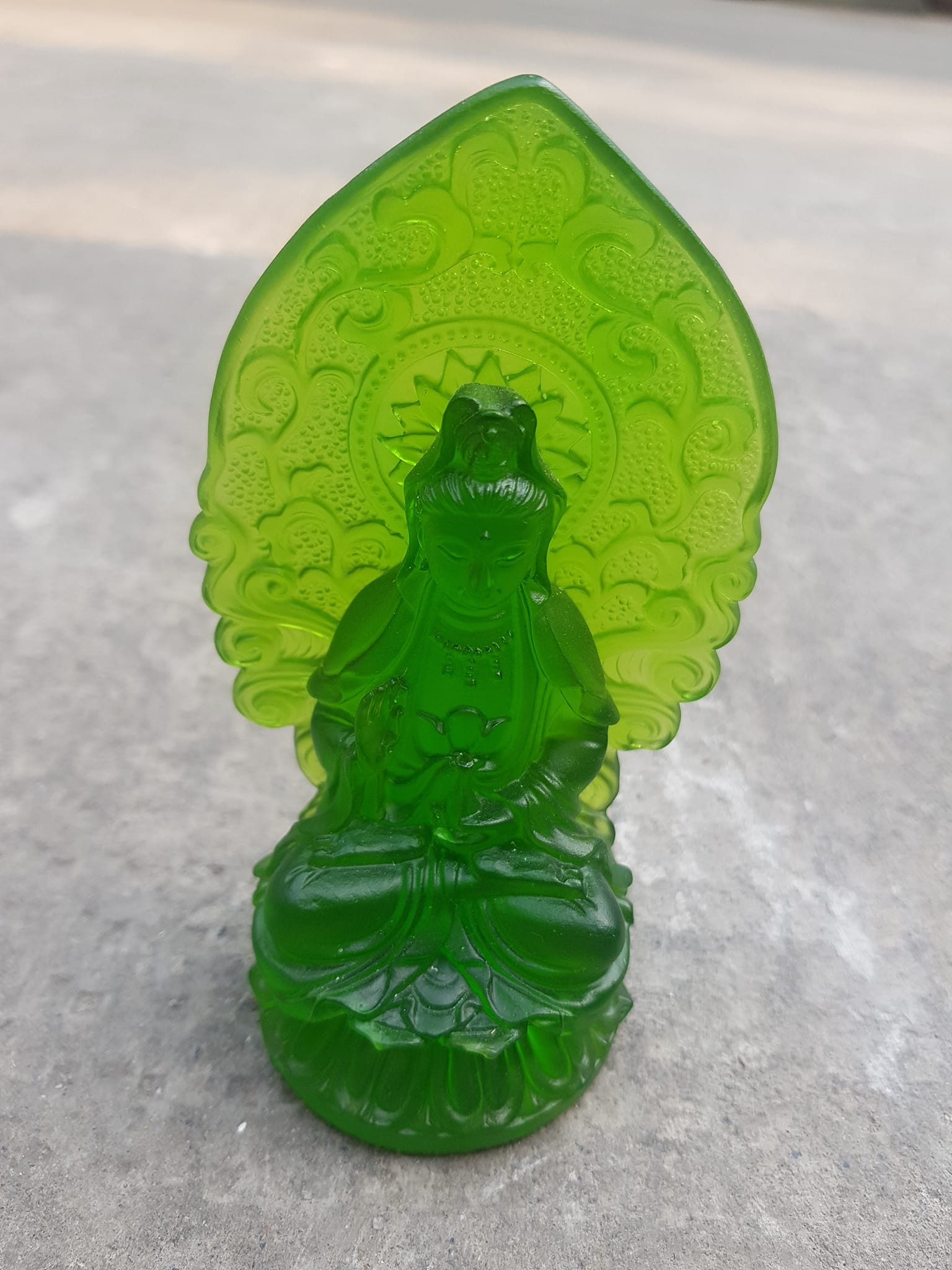 TƯỢNG PHẬT BÀ QUAN ÂM MỚI ĐÁ LƯU LY XANH LÁ TƯƠI ĐẸP ĐỂ TRONG XE HƠI hoặc BÀN cao 12cm x đk 7cm x đế 5cm CHUẨN HỢP ANH CHỊ Mệnh HỎA Mệnh MỘC Ạ