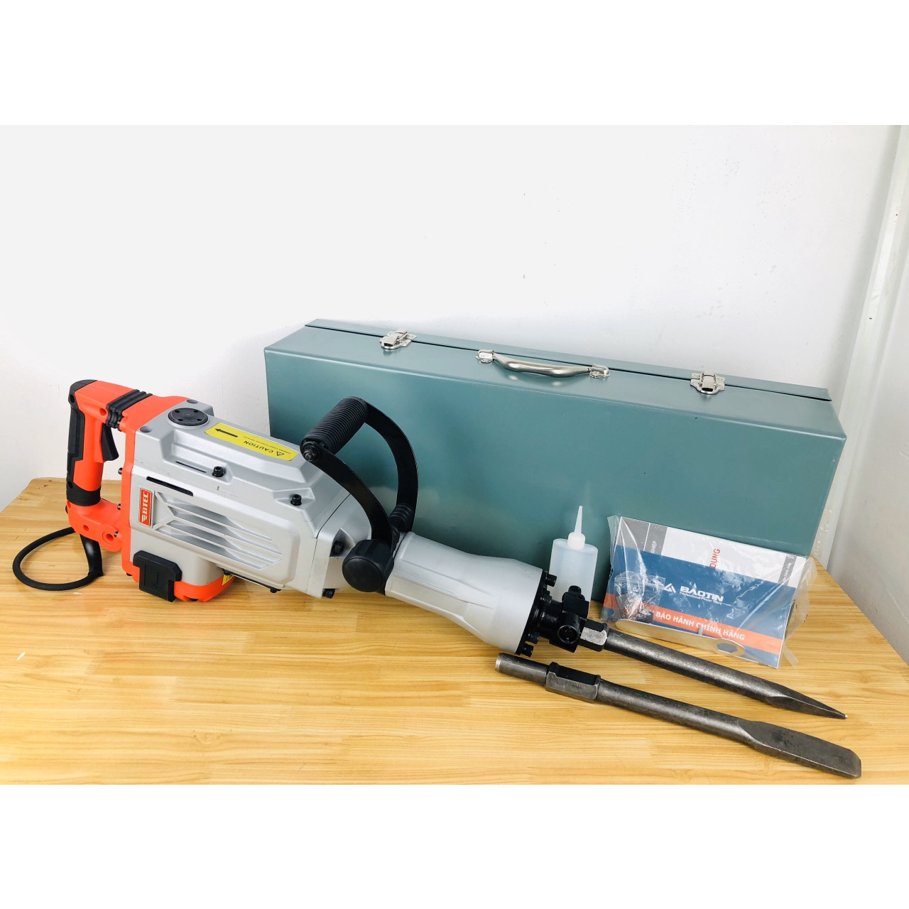 MÁY ĐỤC BÊ TÔNG 30 LY BTEC BT8811 - HÀNG CHÍNH HÃNG