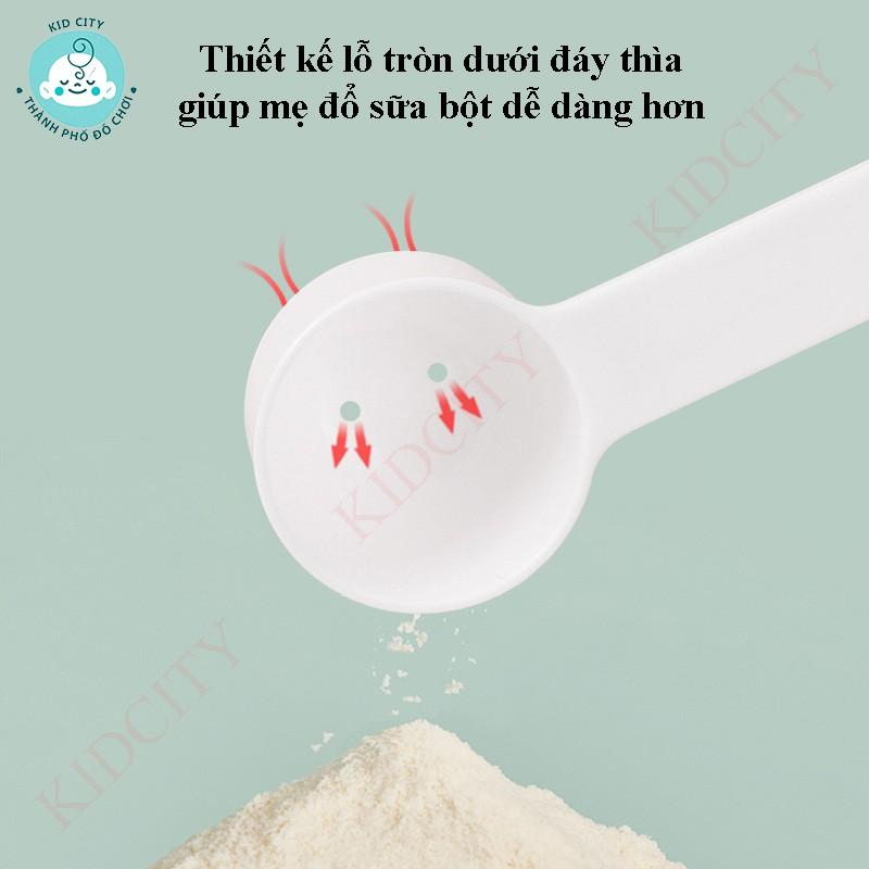 Hộp đựng sữa bột, đựng thức ăn có quai xách kèm thìa gạt tiện dụng cho bé ( đựng 255g sữa bột)