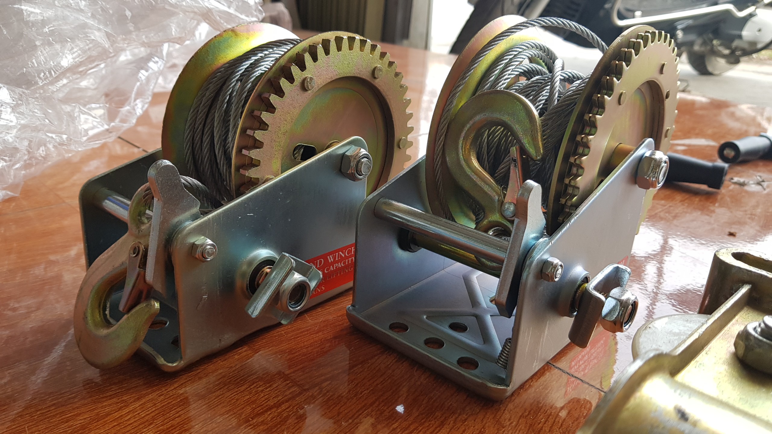 Tời quay tay 1400LBS- tải trọng nâng 635kg, cáp 8m