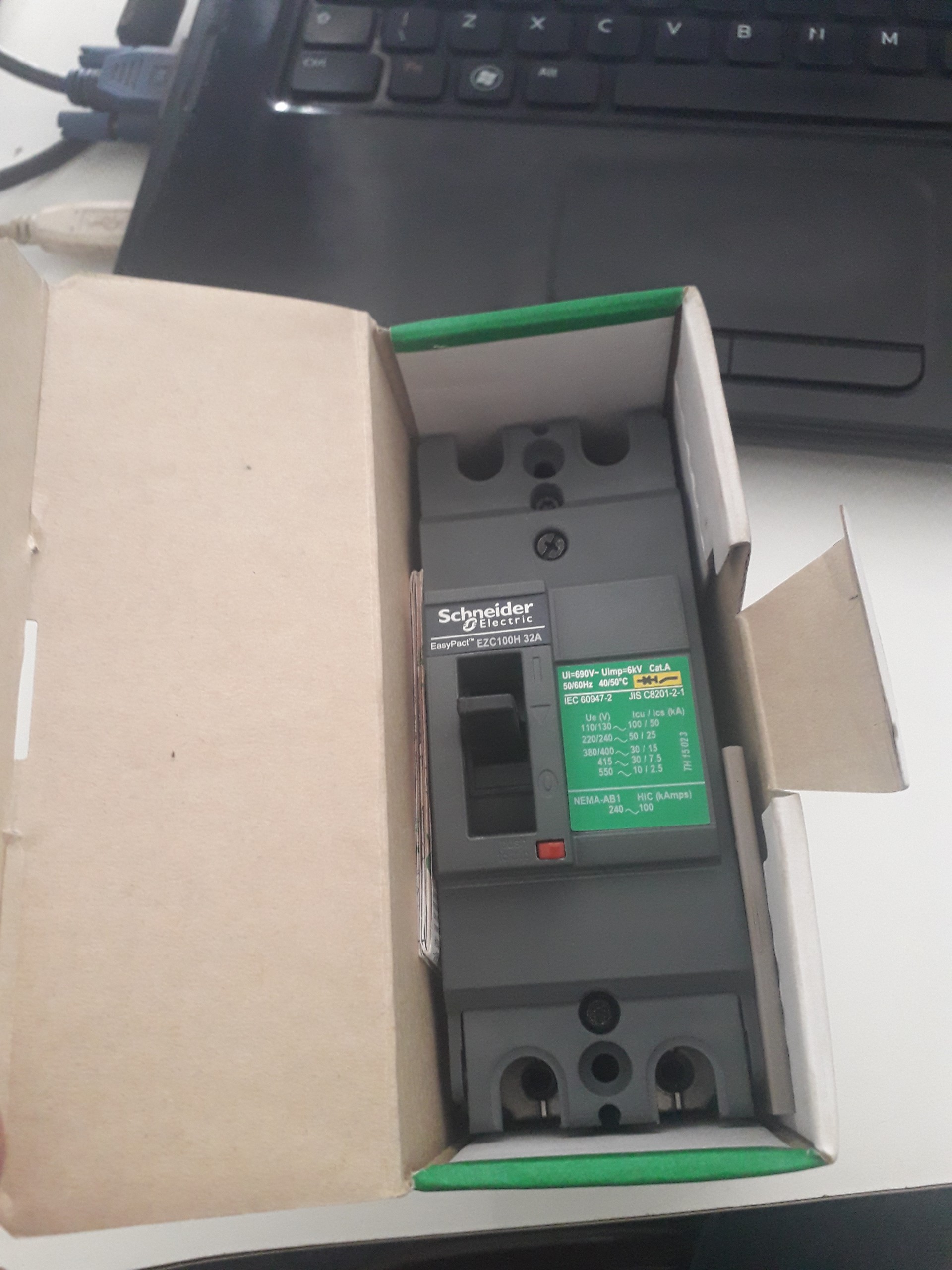 Cầu Dao MCCB 2P 32A 50kA EZC100H2030 EZC100H2032