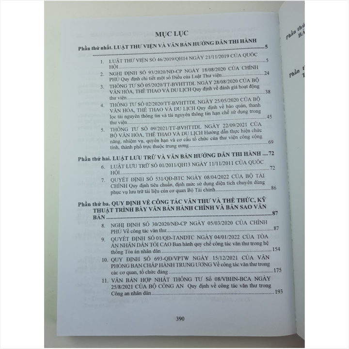 Sách Cẩm Nang Nghiệp Vụ Công Tác Thư Viện Và Văn Thư Lưu Trữ - Hướng Dẫn Quy Tắc Trình Bày Thể Thức Kỹ Thuật Soạn Thảo Văn Bản Hành Chính Và Mẫu Hợp Đồng Thường Dùng - V2096D