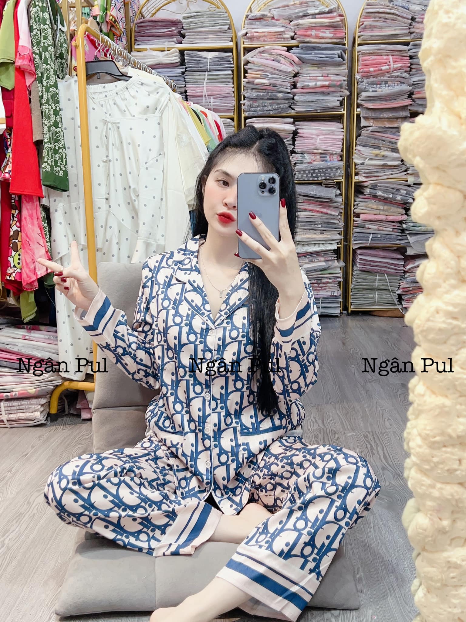 Bộ đồ pyjama lụa xước ánh kim hoạ tiết chữ D tay dài quần dài size M