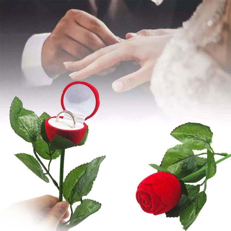 Hoa hồng nhung đựng nhẫn cưới