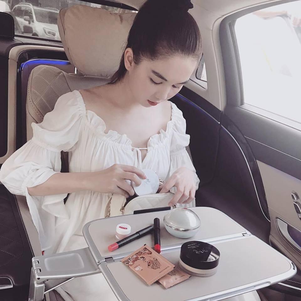 Gối tựa đầu trên xe cao cấp chất liệu vải da lộn nhân tạo alcantara phù hợp cho tất cả loại xe