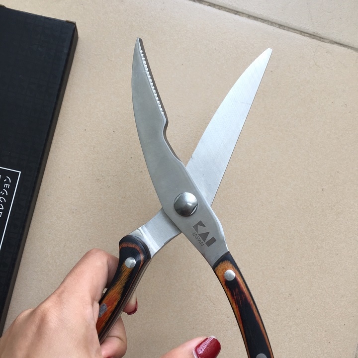 Kéo cắt gà KAI xuất xứ Nhật Bản cán gỗ, lưỡi thép không gỉ 24.5cm
