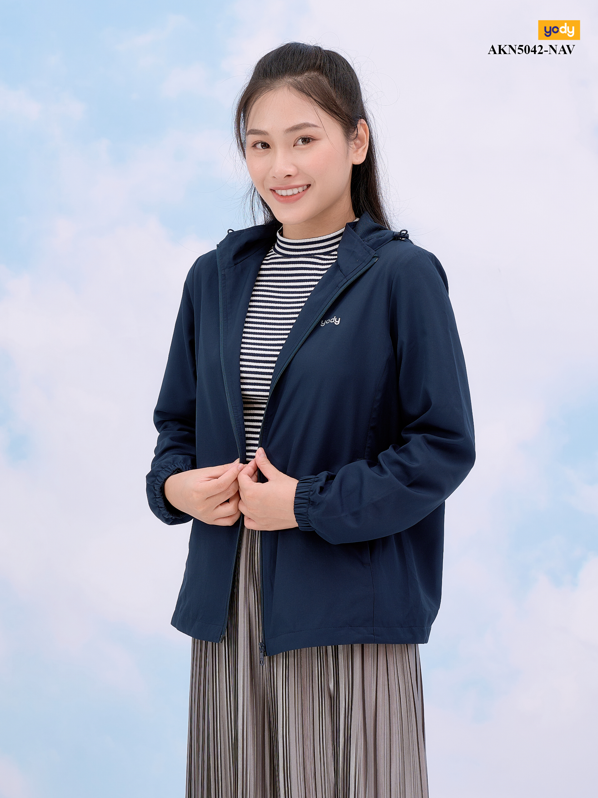 Áo Gió Nữ YODY trượt nước thông minh, gấp gọn, mũ có thể tháo rời AKN5042