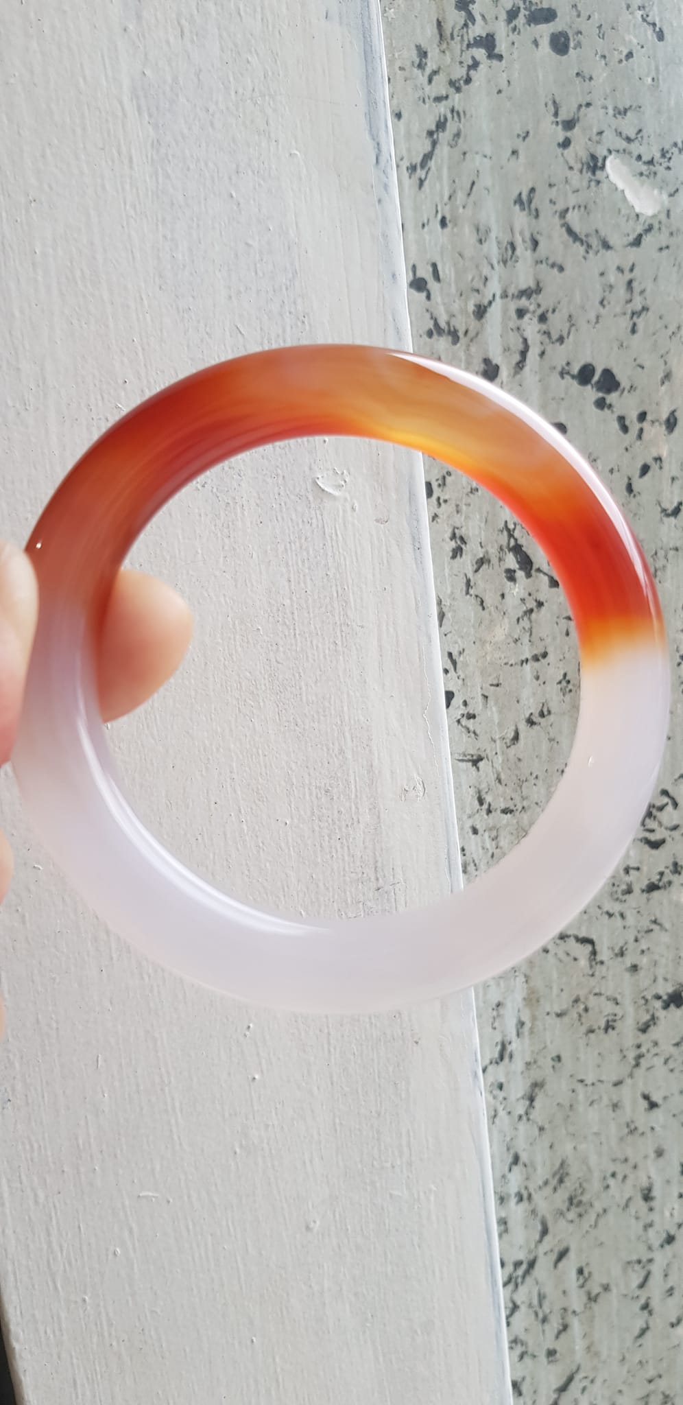 Vòng tay đá mã não Đỏ đậm Trắng Ni 56mm x cọng to 10mm Màu đỏ đậm trắng bóng 1 bên đẹp ạ Nữ 55kg - 63kg đeo xinh tay đẹp ạ