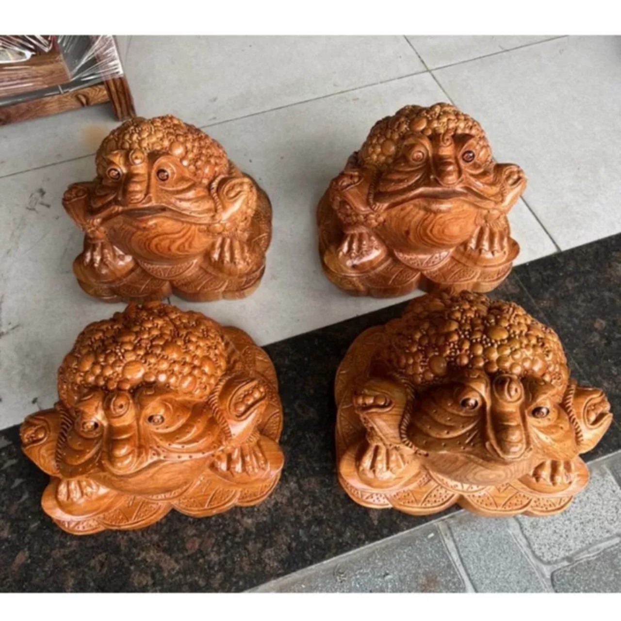 Tượng cóc phong thuỷ hút tài lộc gỗ hương ngang 20cm
