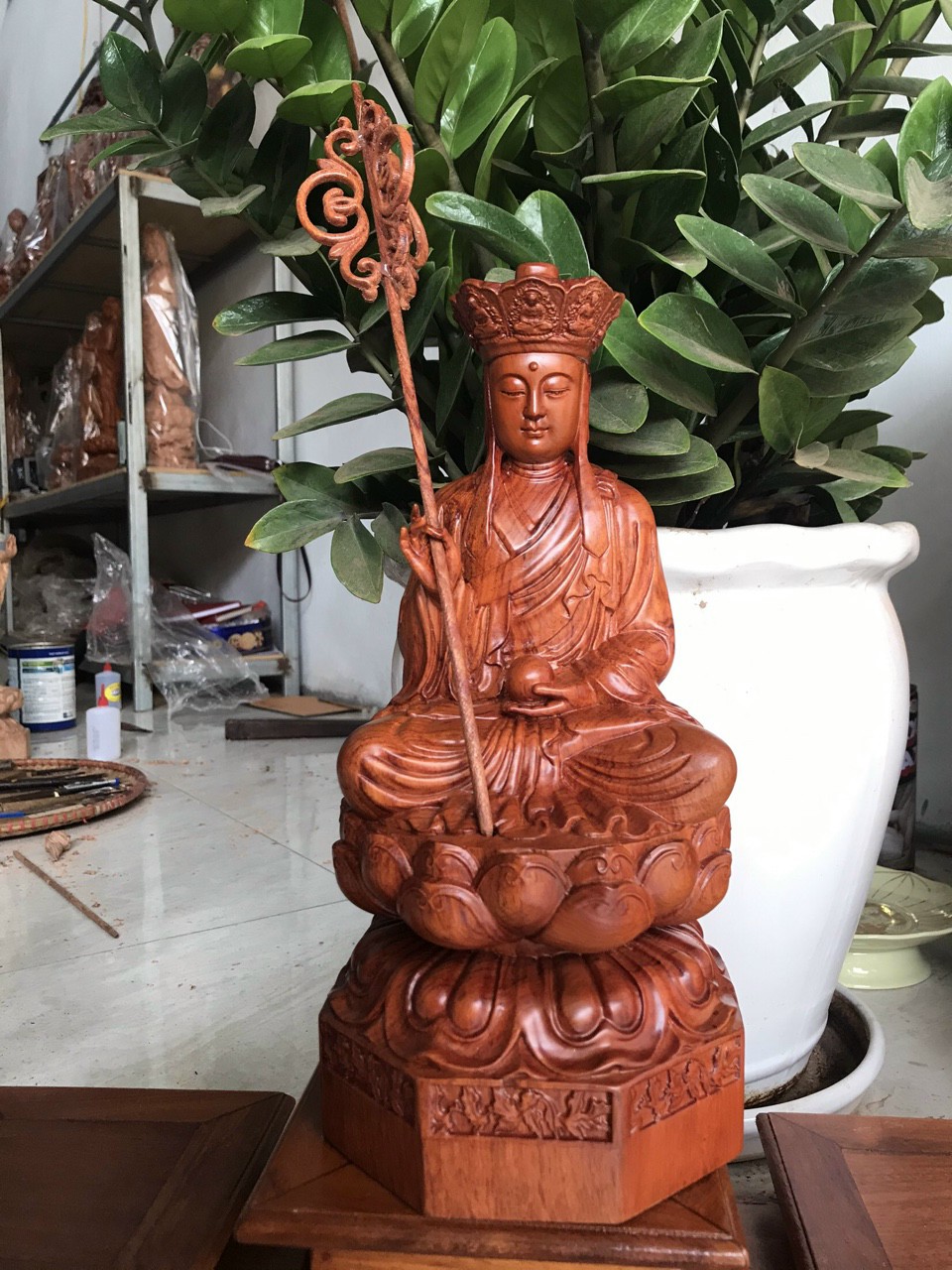 Tượng phật địa tạng vương bồ tát dáng ngồi bằng gỗ hương đá kt cao 30×15×15cm