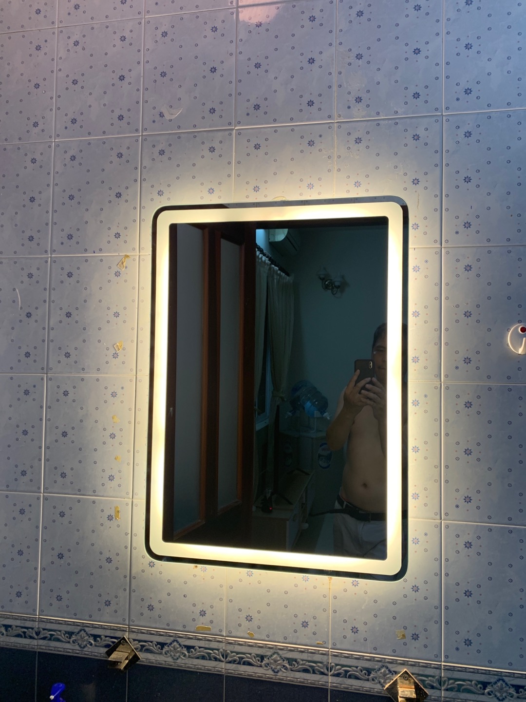 Gương led cảm ứng treo tường, gương nhà tắm phòng tắm, gương đèn led cách viền kích thước 60x80cm