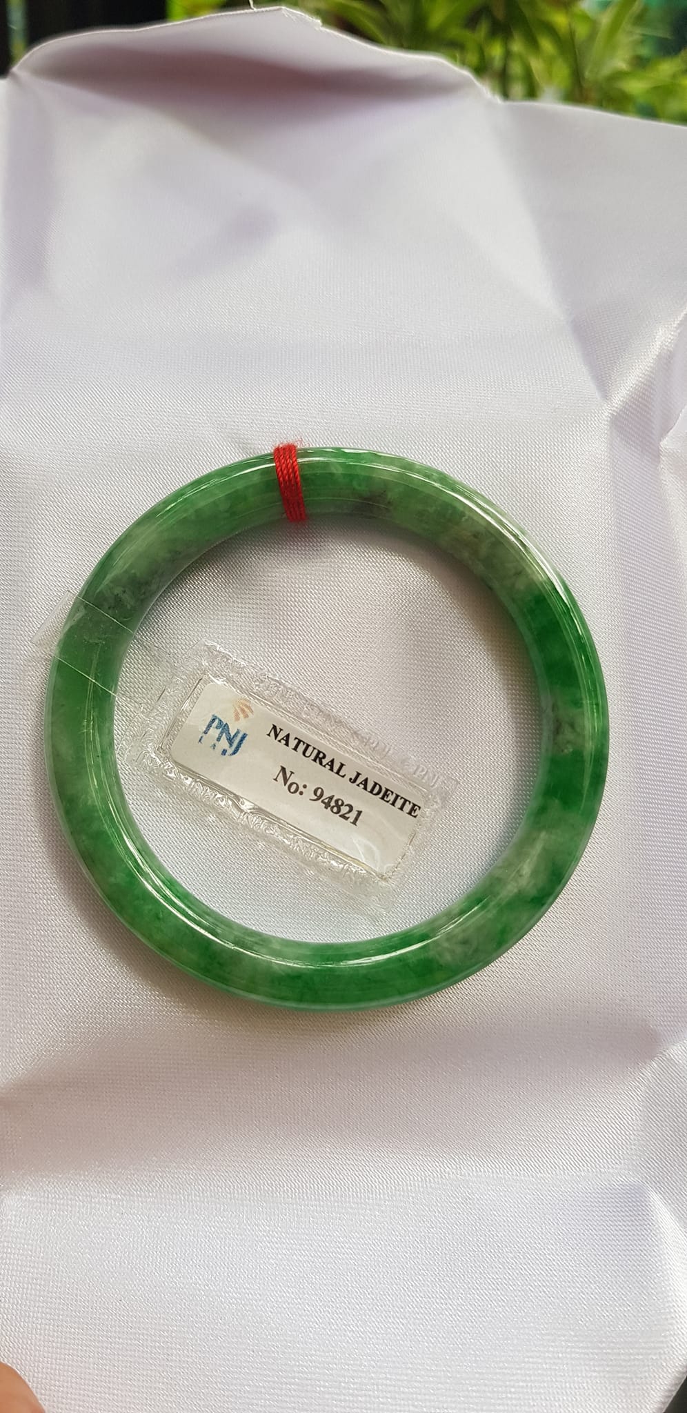 Vòng Cẩm Thạch tự nhiên Đậu Lý 48mm x cọng 7,2mm vòng kiểm định P No 94821 Màu Xanh lý tươi đậu bông trắng xíu vân phớt xám nhẹ rất xinh nữ tay nhỏ 35kg - 48kg đeo ạ