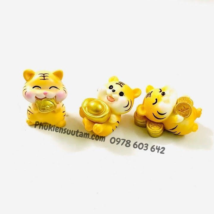 Tượng Nhựa Con Cọp Cute Dễ Thương (giao mẫu ngẫu nhiên), Dùng để trưng bày trên bàn sách, bàn làm việc, xe oto, kích thước 4 x 3.5cm, màu vàng - TMT Collection - SP005465