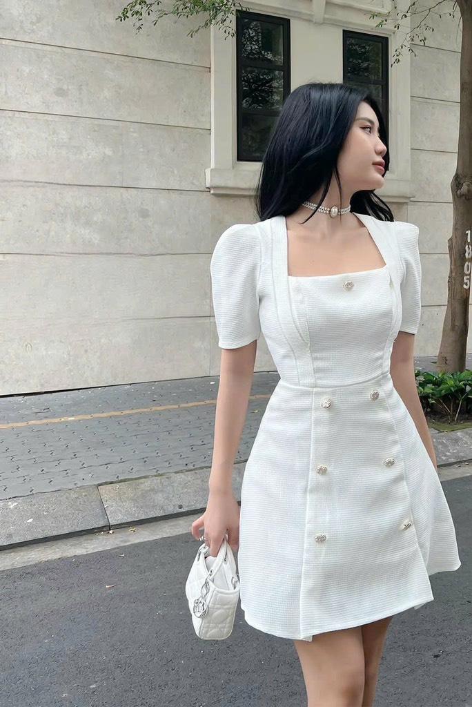 Đầm xoè cổ vuông đính nút tay ngắn