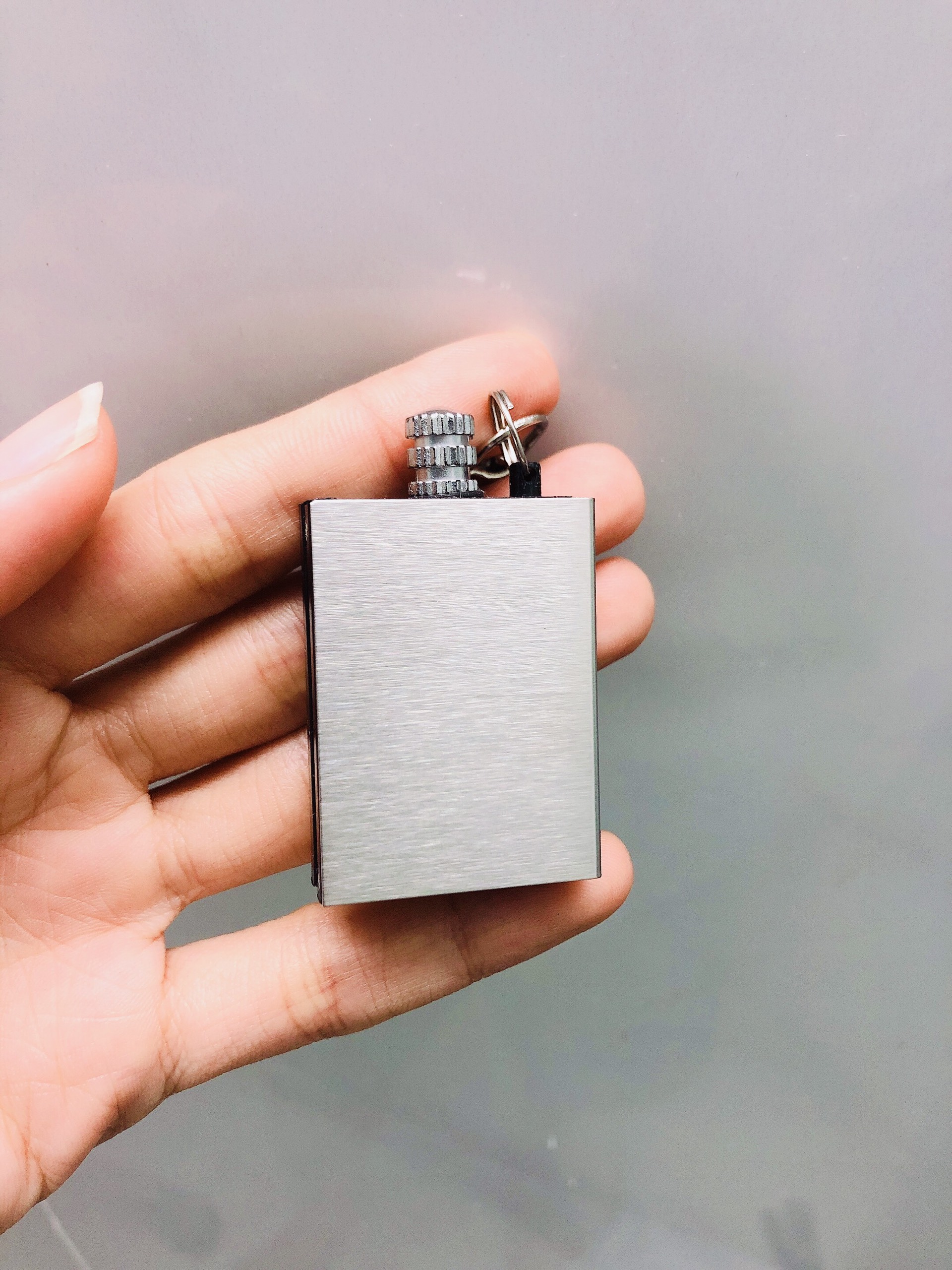 Hột quẹt bật lửa móc khóa diêm xăng sinh tồn hình Vuông - xài xăng