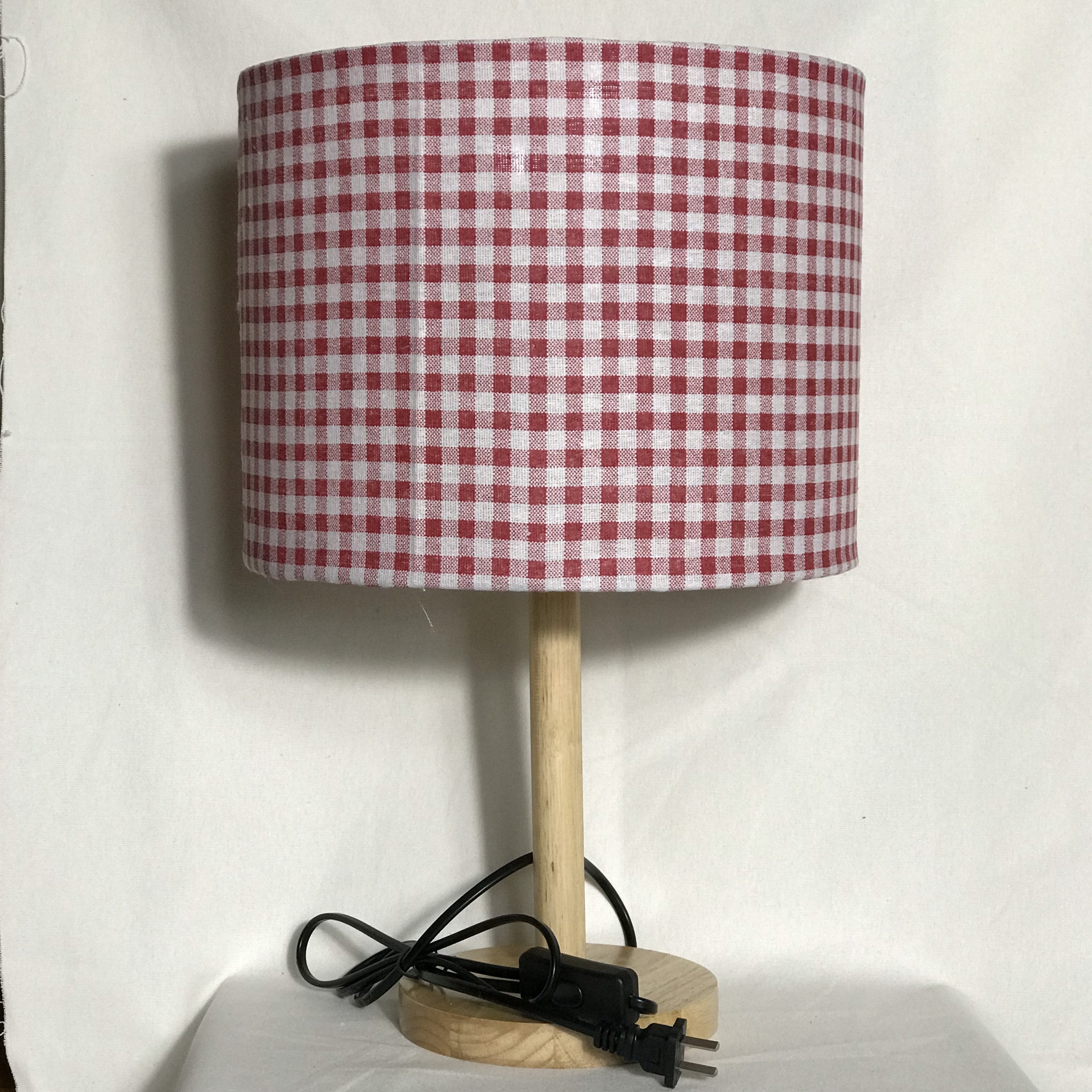 Đèn ngủ DB-A03 CARO ĐỎ, đèn bàn ngủ chân gỗ cao cấp, chao vải bố linen dễ thương, công tắc bật tắc, tặng kèm bóng