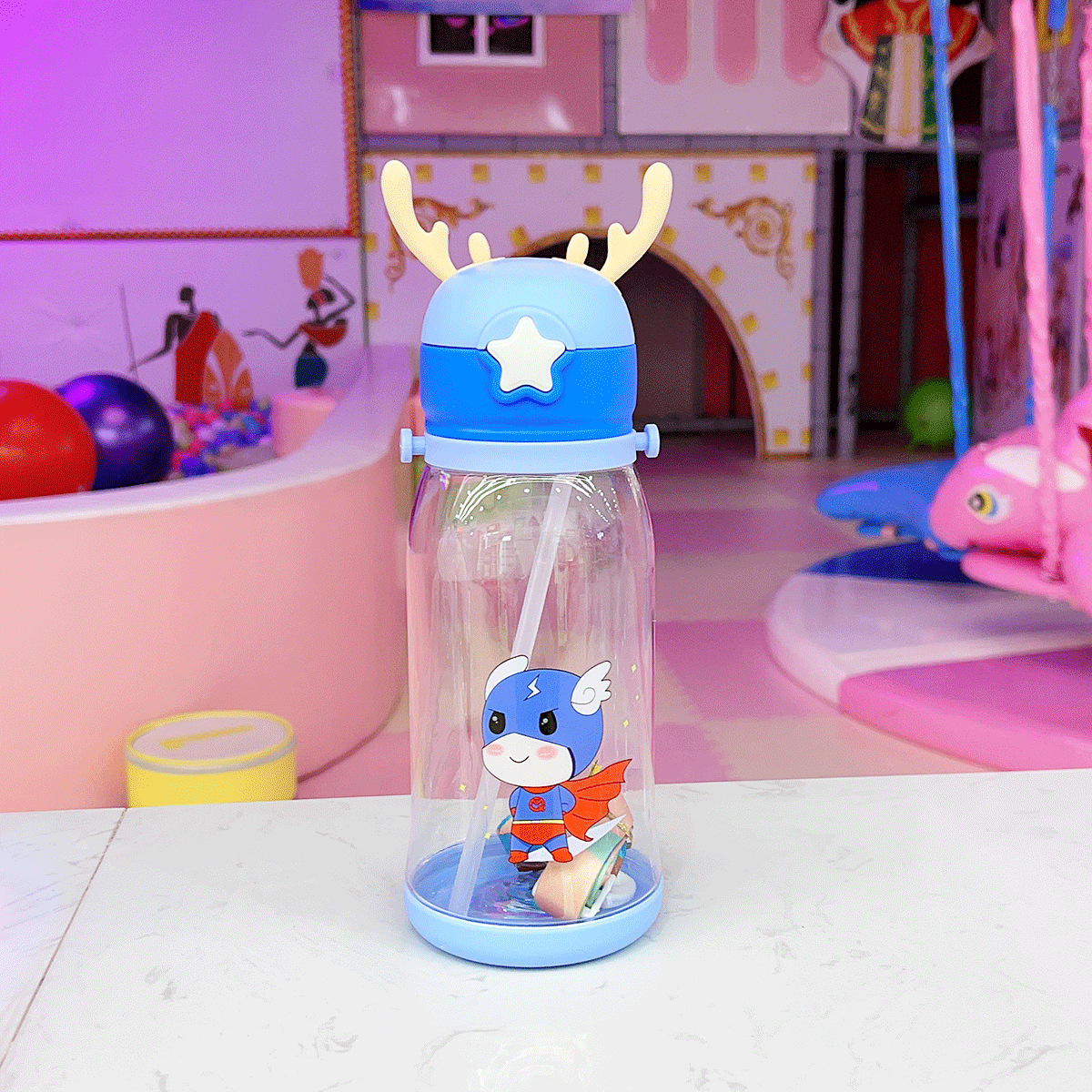 Bình Đựng Nước Sừng Hưu 600Ml Có Nút Bấm Kèm Dây Đeo