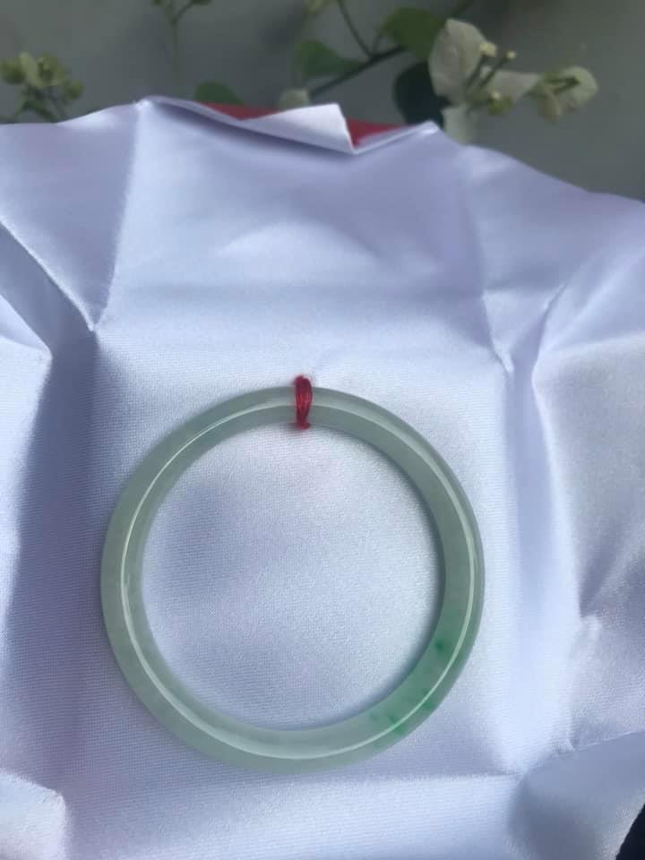 CHIẾC VÒNG CẨM THẠCH MỚI TR LÝ 51 size vòng 51mm x dầy 6,9mm MÀU TRẮNG BÓNG VÂN XANH LÝ 1 BÊN XINH LẮM NỮ 50kg đến 58kg Đeo