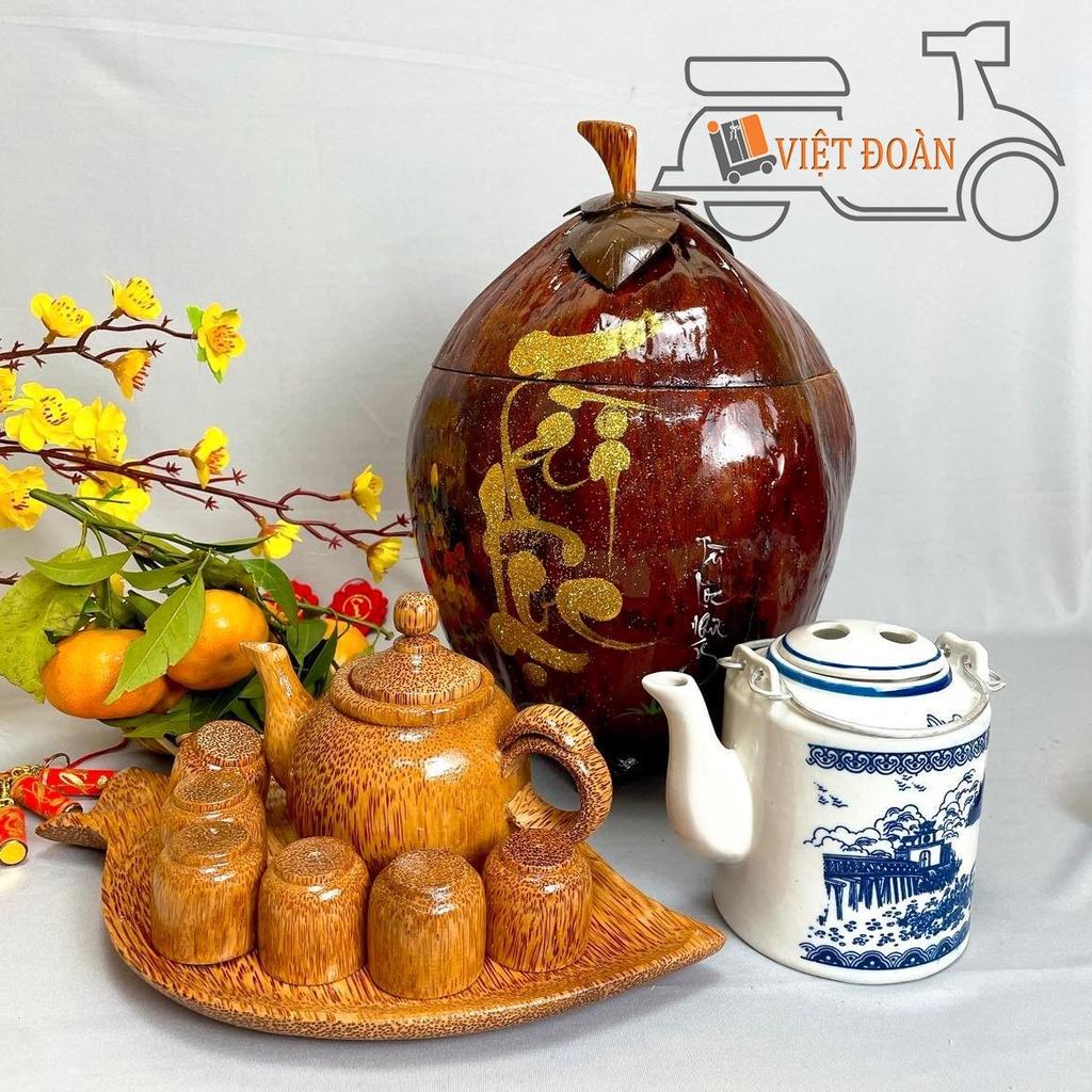 Khay trà, bộ tách trà bằng gỗ dừa - Bộ ủ ấm trà bằng trái dừa chữ thư pháp+ bình trả sứ .Hàng thủ công mỹ nghệ